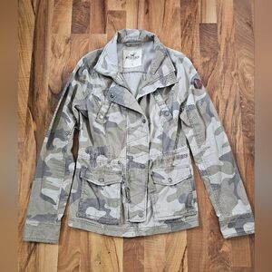 Hollister Women's Camo Utility Jacket in Green and Tan
